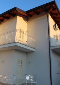 un edificio blanco con balcones en un lateral en TENUTA BILUCCIO B & B, en Roccadaspide