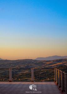 - un balcon offrant une vue sur les collines au coucher du soleil dans l'établissement TENUTA BILUCCIO B & B, à Roccadaspide