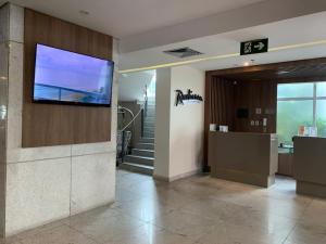 A television and/or entertainment centre at Flat Hotel à Beira Mar Recife by Direct