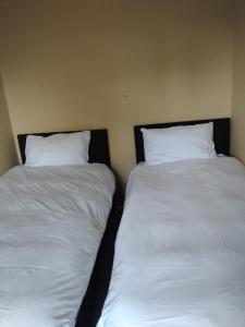 dos camas sentadas una al lado de la otra en una habitación en On the Wrench en Ciudad del Cabo