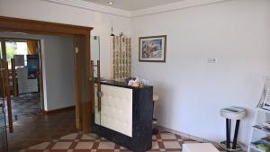 una habitación con una pared blanca con una encimera en Hotel Krone en Morter