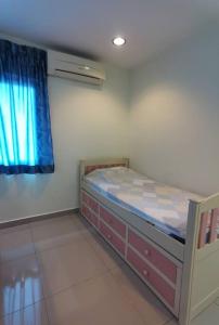 ein kleines Bett in einem Zimmer mit Fenster in der Unterkunft 3Room 10pax SR Landed Comfy 5 Star Sofa&Bed 4 Parking in Seri Kembangan