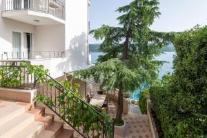 Una escalera de apartamento con vista al mar. en Hotel Villa Barbara, en Neum