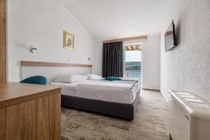 a hotel room with a bed and a window at Hotel Villa Barbara in Neum