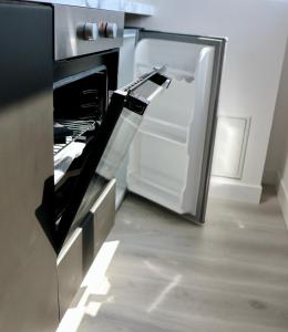 um forno aberto numa cozinha com um frigorífico aberto em Appart- hotel Love Room YSCHOOL em Troyes