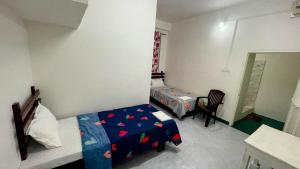 Kohīma的住宿－Abu Homestay，卧室配有1张床、1张桌子和1把椅子