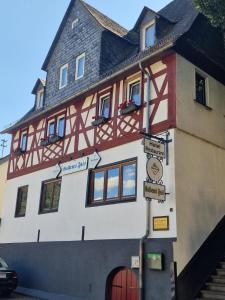 a building with a red and white building at Zum Goldenen Fass in Nassau