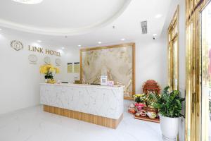 un vestíbulo de un hotel de enlace con un mostrador y plantas en LINK HOTEL Ha Long en Ha Long