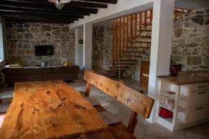ein Wohnzimmer mit einem Holztisch und einem Sofa in der Unterkunft House Antica in Lastovo