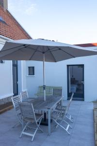 Patio alebo iná vonkajšia časť ubytovania Maison de vacances-La balade des deux Caps