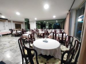 サンレモにあるHotel Sorrisoのレストランのテーブルと椅子