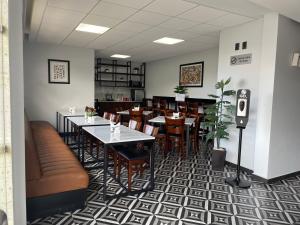 jadalnia ze stołami i krzesłami w restauracji w obiekcie Hotel Esfera Tulancingo w mieście Tulancingo