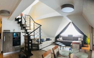 een woonkamer met een trap en een bank bij Apartment Horec Donovaly in Donovaly