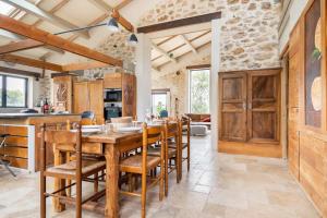 Dapur atau dapur kecil di Charming villa in the countryside with swimmingpool