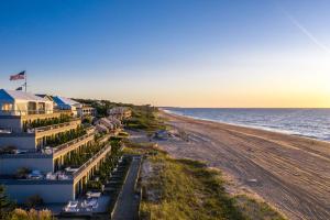 Blick auf einen Strand mit Häusern und das Meer in der Unterkunft Gurney's Montauk Resort & Seawater Spa in Montauk