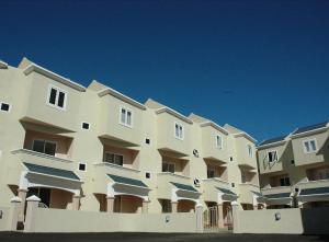 un grand bâtiment blanc avec beaucoup de fenêtres dans l'établissement Montagu Villa, à Flic-en-Flac