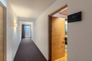 a hallway with a door leading into a room at Hohenegg Apartment Franz 1 in Campolasta