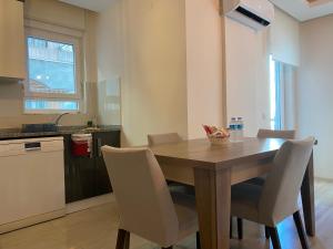 een keuken met een houten tafel en stoelen bij Aether Flats No3,Old Town,Beach,Central,Netflix in Antalya