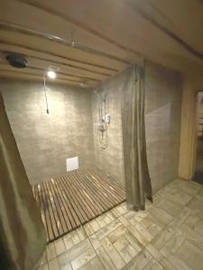 Habitación con baño con ducha. en Forest hut Stariy Prud, en Filippovichi