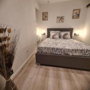 a bedroom with a bed with two pillows on it at Très joli appartement 2 pièces, centre-ville in Tuchan