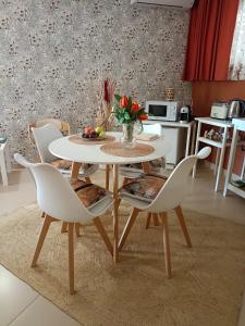 einen weißen Tisch und Stühle in der Küche in der Unterkunft Villa Sant'Andrea in Trecastagni