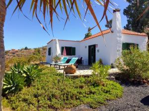 a view of the house from the garden at Casa Flor azul in Las Tricias