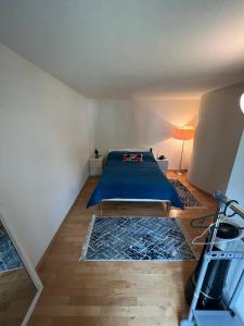 - une chambre avec un lit et une couette bleue dans l'établissement Get Cozy Flat Zürich, à Zurich