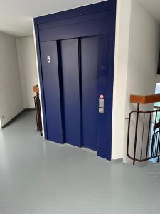 een blauwe deur in een gebouw met het nummer erop bij L8 Street - Monteurwohnung - Zähringerstr in Karlsruhe