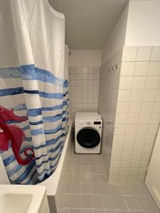 een kleine badkamer met een toilet en een douchegordijn bij L8 Street - Monteurwohnung - Zähringerstr in Karlsruhe