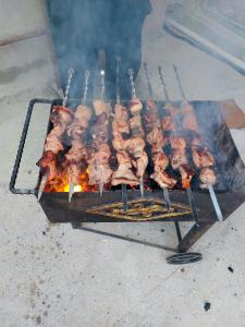 Gril dostupný pro hosty v apartmánu