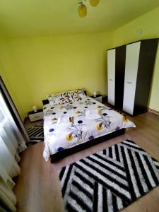 Ein Bett oder Betten in einem Zimmer der Unterkunft Casa Rusu