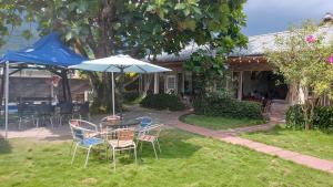 溪口村的住宿－耕夢園渡假民宿，庭院配有桌椅和遮阳伞。