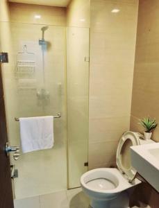 een badkamer met een douche, een toilet en een wastafel bij 101 condo furnished walking distance NIAA 3 in Manilla