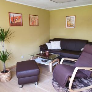 ein Wohnzimmer mit einem Sofa und einem Tisch in der Unterkunft Ferienhaus Willkommen in Bad Schandau