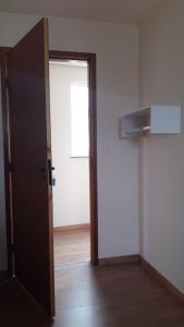 eine offene Tür zu einem Zimmer mit einer Tür in der Unterkunft Star Hotel 209 in Juiz de Fora