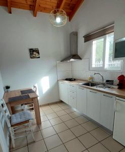Kuchyň nebo kuchyňský kout v ubytování Electra Villa & Pool Studios