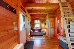 a living room with a staircase in a log cabin at Lenas in Waterville