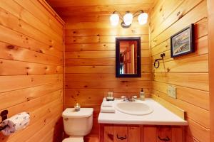 ウォータービルにあるLenas' Lakeside Cabinのバスルーム(白い洗面台、トイレ付)