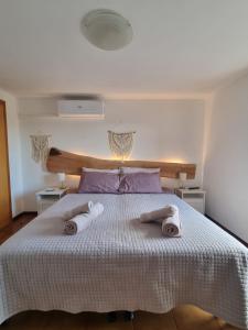 um quarto com uma cama com toalhas em dal vecio Carli em SantʼAmbrogio di Valpolicella