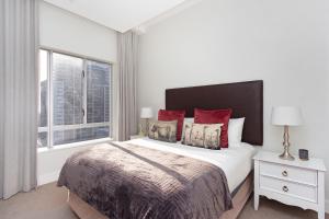 Un dormitorio con una cama grande y una ventana en Stay In Luxury at Stonehill Place, en Ciudad del Cabo