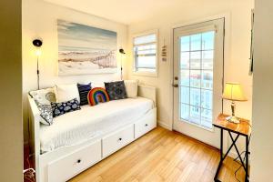 een slaapkamer met een bed en een raam bij Bayside Beauty in Truro