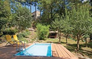 una piscina en una terraza con 2 sillas al lado en Casa in pietra con accesso privato al fiume, en San Clemente in Valle