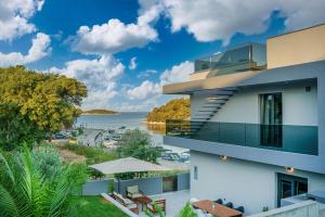 un edificio con vistas a una masa de agua en Villa Gray, en Tribunj