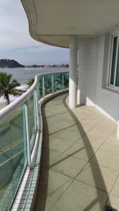 Un balcon sau o terasă la Apt com vista para o mar e churrasqueira