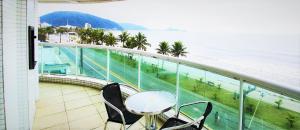 O vedere generală la mare sau o vedere la mare
luată din acest apartament