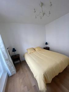 um quarto branco com uma cama e duas mesas de cabeceira em LIKEHOME - Grande maison conviviale pour groupe proche PARIS em Villiers-le-Bel