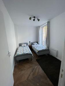 um quarto com duas camas e uma janela em LIKEHOME - Grande maison conviviale pour groupe proche PARIS em Villiers-le-Bel