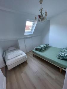 um quarto com duas camas e uma janela em LIKEHOME - Grande maison conviviale pour groupe proche PARIS em Villiers-le-Bel