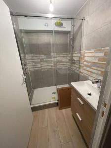 uma pequena casa de banho com um chuveiro e um lavatório. em LIKEHOME - Grande maison conviviale pour groupe proche PARIS em Villiers-le-Bel