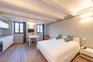 um quarto com uma cama grande e uma mesa em Mura 5&7 em Trieste